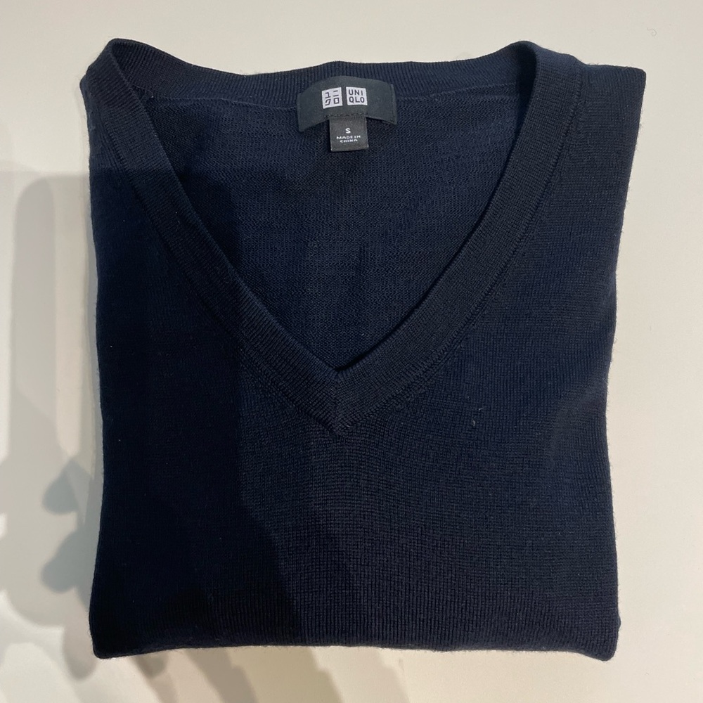 Uniqlo Men's Navy V-Neck Sweater